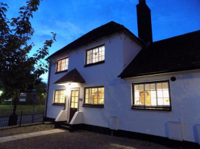 Stunning 1700's Grade 2 listed cottage near Stonehenge